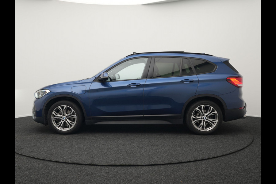 BMW X1 xDrive25e Sportline Plug In Hybrid 220pk PHEV | Panodak | Trekhaak Afn. | Head Up |  Lederen Sportstoelen Verwarmd | Apple Carplay | Camera | 18"L.M | M Sportstuur |