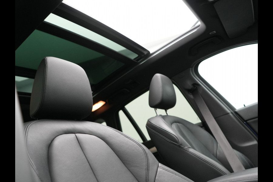 BMW X1 xDrive25e Sportline Plug In Hybrid 220pk PHEV | Panodak | Trekhaak Afn. | Head Up |  Lederen Sportstoelen Verwarmd | Apple Carplay | Camera | 18"L.M | M Sportstuur |