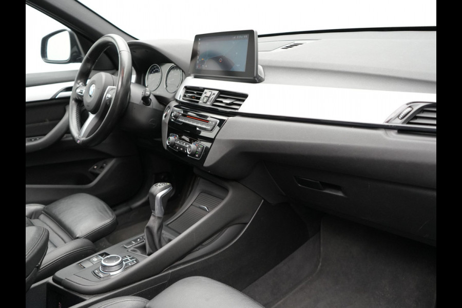 BMW X1 xDrive25e Sportline Plug In Hybrid 220pk PHEV | Panodak | Trekhaak Afn. | Head Up |  Lederen Sportstoelen Verwarmd | Apple Carplay | Camera | 18"L.M | M Sportstuur |