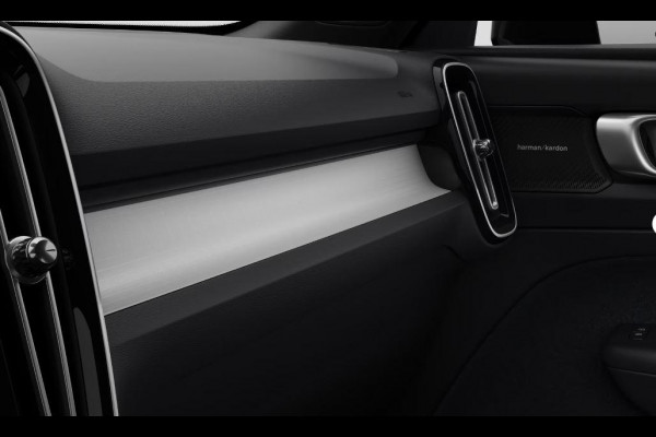 Volvo XC40 B4 211PK Automaat Plus Dark / Extra getint glas achter / Climate pack / Connect Nubuck bekleding