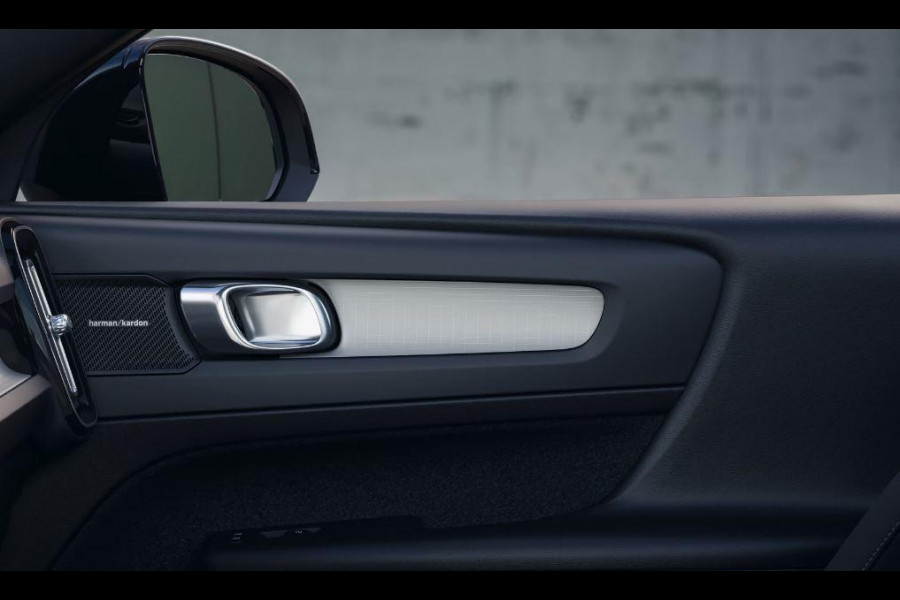 Volvo XC40 B4 211PK Automaat Plus Dark / Extra getint glas achter / Climate pack / Connect Nubuck bekleding