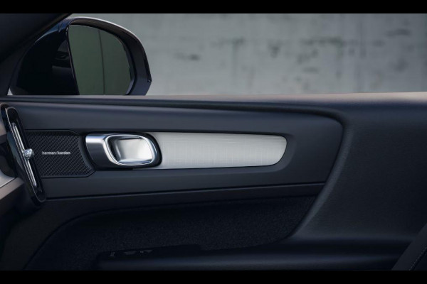 Volvo XC40 B4 211PK Automaat Plus Dark / Extra getint glas achter / Climate pack / Connect Nubuck bekleding