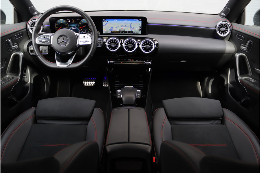Mercedes-Benz CLA-Klasse 180 AMG Line Aut7 | Memorypakket | Panoramadak | Burmester | Augmented Reality | Sfeerverlichting | Camera | Nightpakket |