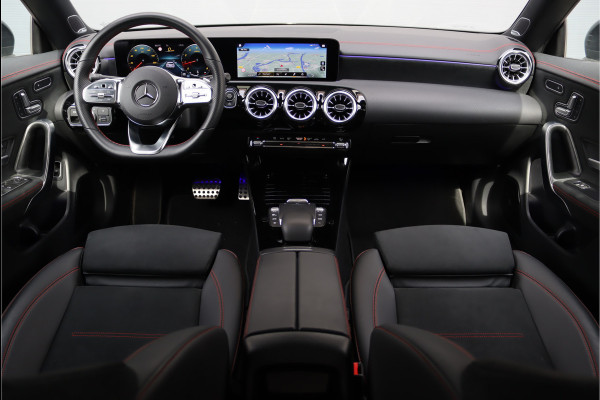 Mercedes-Benz CLA-Klasse 180 AMG Line Aut7 | Memorypakket | Panoramadak | Burmester | Augmented Reality | Sfeerverlichting | Camera | Nightpakket |