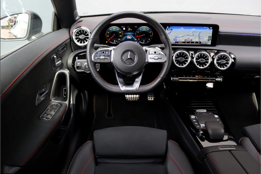 Mercedes-Benz CLA-Klasse 180 AMG Line Aut7 | Memorypakket | Panoramadak | Burmester | Augmented Reality | Sfeerverlichting | Camera | Nightpakket |