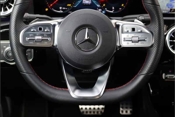Mercedes-Benz CLA-Klasse 180 AMG Line Aut7 | Memorypakket | Panoramadak | Burmester | Augmented Reality | Sfeerverlichting | Camera | Nightpakket |