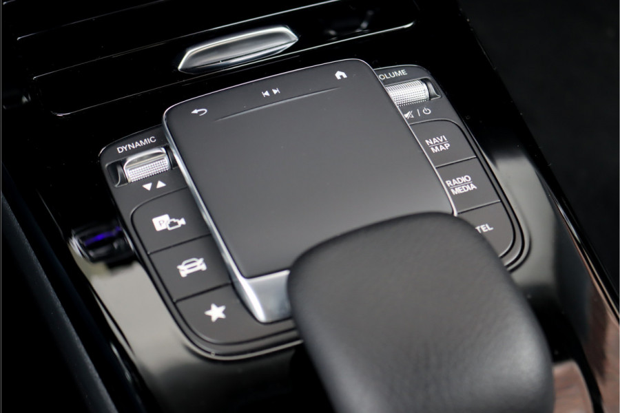 Mercedes-Benz CLA-Klasse 180 AMG Line Aut7 | Memorypakket | Panoramadak | Burmester | Augmented Reality | Sfeerverlichting | Camera | Nightpakket |
