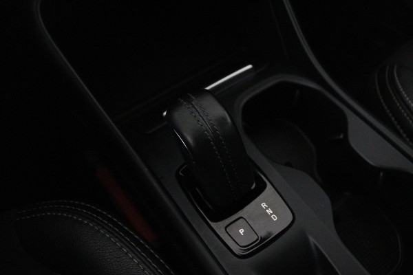 Volvo XC40 2.0 T4 Inscription (TREKHAAK, STOEL/STUUR VERWARMING, ACHTERUITRIJCAMERA, NAVIGATIE, SENSOREN, NL-AUTO)