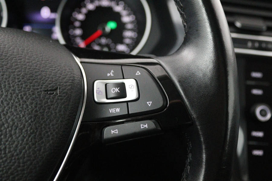 Volkswagen Tiguan Allspace 1.5 TSI Comfortline Business (PANORAMADAK, TREKHAAK, CAMERA, STOELVERWARMING, CARPLAY, CRUISE ADAPTIEF)