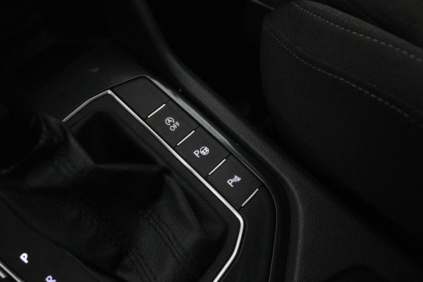 Volkswagen Tiguan Allspace 1.5 TSI Comfortline Business (PANORAMADAK, TREKHAAK, CAMERA, STOELVERWARMING, CARPLAY, CRUISE ADAPTIEF)