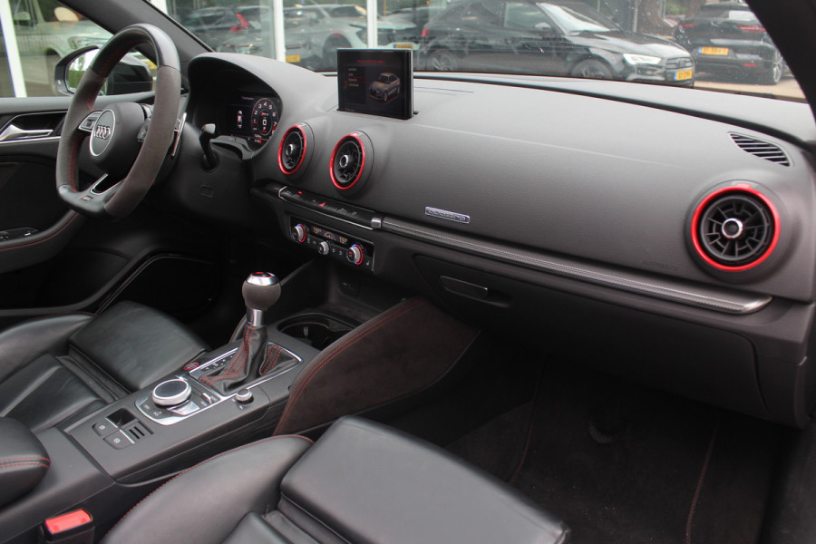 Audi RS3 Limousine 2.5 TFSI quattro / Full option! / Panoramadak / Camera / RS Seats / 19'' / Matrix LED / Virtual Cockpit / B&O / DAB / Audi Magnetic Ride / Navigatie / Stoelverwarming / ACC