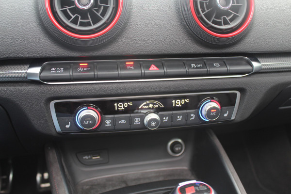 Audi RS3 Limousine 2.5 TFSI quattro / Full option! / Panoramadak / Camera / RS Seats / 19'' / Matrix LED / Virtual Cockpit / B&O / DAB / Audi Magnetic Ride / Navigatie / Stoelverwarming / ACC