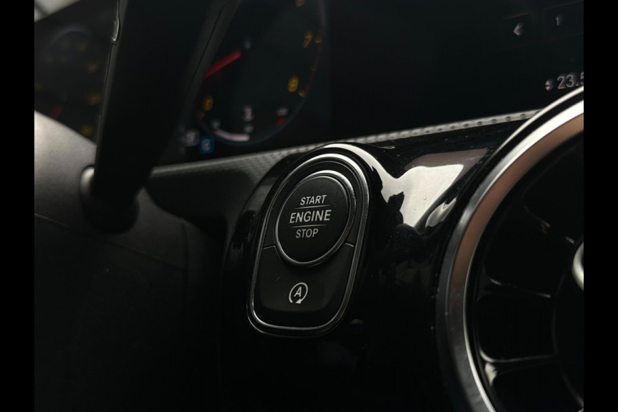 Mercedes-Benz CLA-Klasse 180 AUTOMAAT business solution, digitaal cocpit , nieuw model, NL auto met nationale auto pas