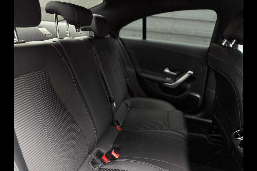 Mercedes-Benz CLA-Klasse 180 AUTOMAAT business solution, digitaal cocpit , nieuw model, NL auto met nationale auto pas