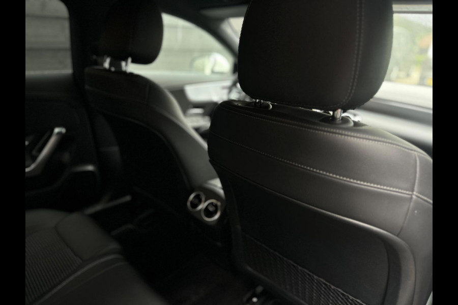Mercedes-Benz CLA-Klasse 180 AUTOMAAT business solution, digitaal cocpit , nieuw model, NL auto met nationale auto pas