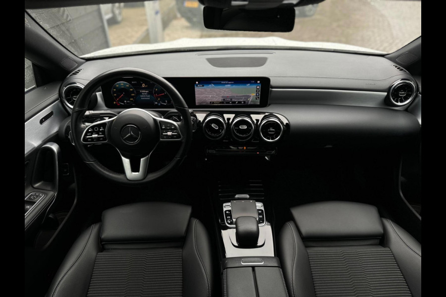 Mercedes-Benz CLA-Klasse 180 AUTOMAAT business solution, digitaal cocpit , nieuw model, NL auto met nationale auto pas