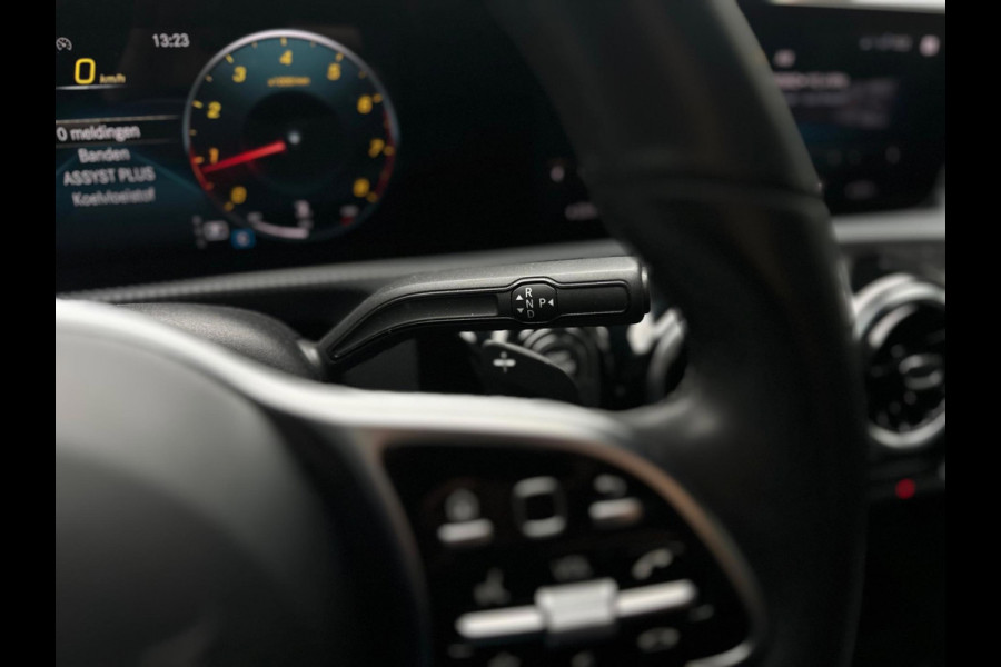 Mercedes-Benz CLA-Klasse 180 AUTOMAAT business solution, digitaal cocpit , nieuw model, NL auto met nationale auto pas