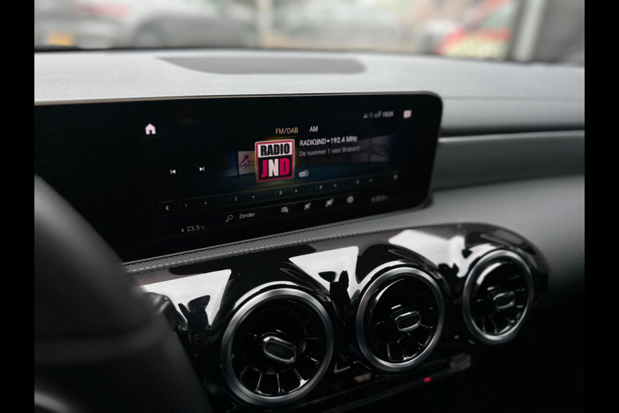 Mercedes-Benz CLA-Klasse 180 AUTOMAAT business solution, digitaal cocpit , nieuw model, NL auto met nationale auto pas