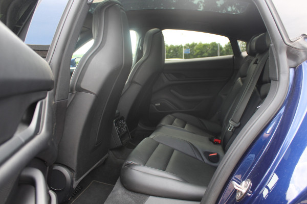 Porsche Taycan 4S Performance 84 kWh / Panoramadak / Camera / Passengerdisplay / 20'' / Luchtvering / Sportdesign / Sportchrono / Keyless / Stuurverwarming / Bose / ACC / Dodehoek / Stoelverwarming / Warmtepomp