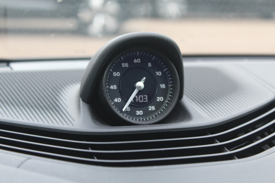 Porsche Taycan 4S Performance 84 kWh / Panoramadak / Camera / Passengerdisplay / 20'' / Luchtvering / Sportdesign / Sportchrono / Keyless / Stuurverwarming / Bose / ACC / Dodehoek / Stoelverwarming / Warmtepomp