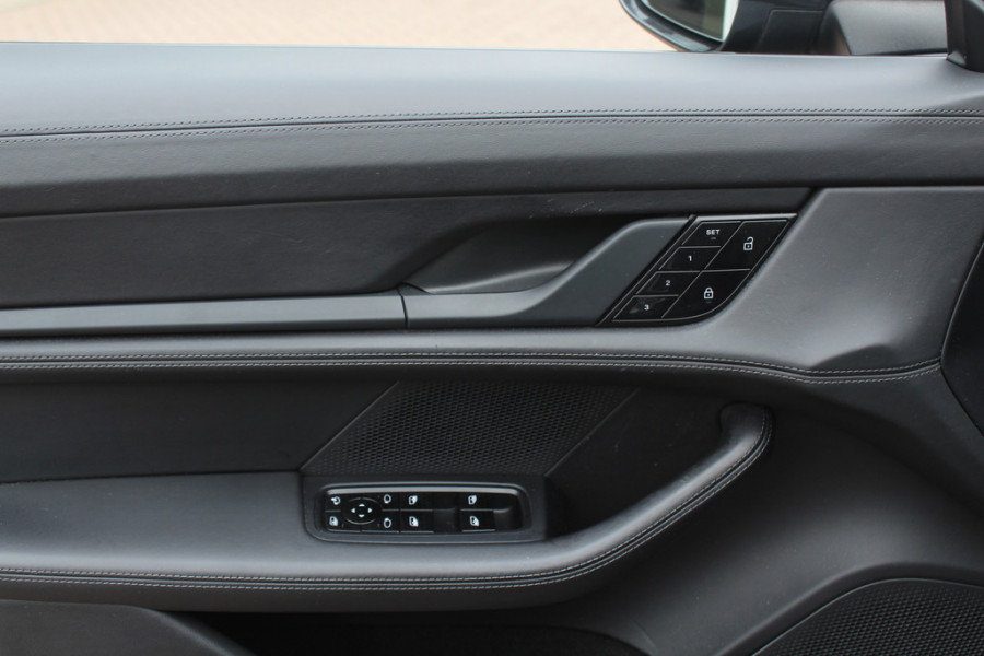 Porsche Taycan 4S Performance 84 kWh / Panoramadak / Camera / Passengerdisplay / 20'' / Luchtvering / Sportdesign / Sportchrono / Keyless / Stuurverwarming / Bose / ACC / Dodehoek / Stoelverwarming / Warmtepomp