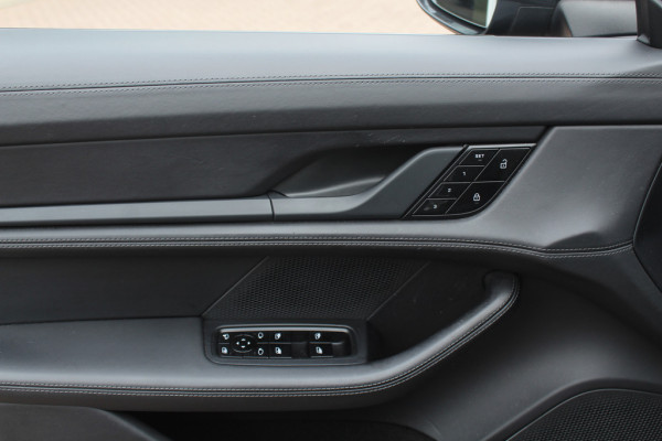 Porsche Taycan 4S Performance 84 kWh / Panoramadak / Camera / Passengerdisplay / 20'' / Luchtvering / Sportdesign / Sportchrono / Keyless / Stuurverwarming / Bose / ACC / Dodehoek / Stoelverwarming / Warmtepomp