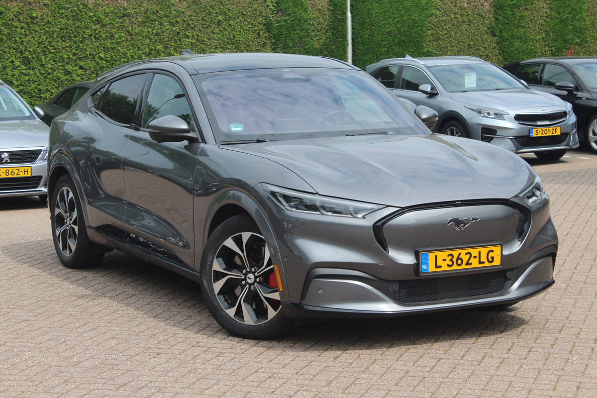 Ford Mustang Mach-E Extended First Edition AWD 98 kWh / Panoramadak / Camera / Leder / 19'' / B&O / Keyless / DAB / Dodehoek / ACC / Navigatie / Sfeerverlichting / Stoelverwarming Ford Mustang Mach-E Extended First Edition AWD 98 kWh / Panoramadak / Camera / Leder / 19'' / B&O / Keyless / DAB / Dodehoek / ACC / Navigatie / Sfeerverlichting / Stoelverwarming