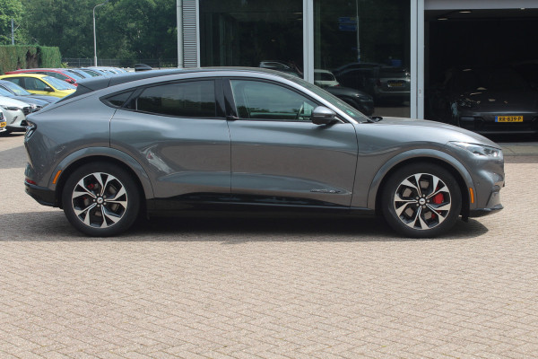 Ford Mustang Mach-E Extended First Edition AWD 98 kWh / Panoramadak / Camera / Leder / 19'' / B&O / Keyless / DAB / Dodehoek / ACC / Navigatie / Sfeerverlichting / Stoelverwarming