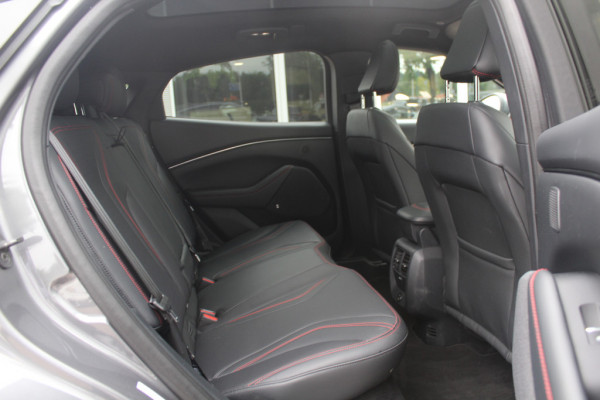 Ford Mustang Mach-E Extended First Edition AWD 98 kWh / Panoramadak / Camera / Leder / 19'' / B&O / Keyless / DAB / Dodehoek / ACC / Navigatie / Sfeerverlichting / Stoelverwarming