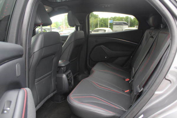 Ford Mustang Mach-E Extended First Edition AWD 98 kWh / Panoramadak / Camera / Leder / 19'' / B&O / Keyless / DAB / Dodehoek / ACC / Navigatie / Sfeerverlichting / Stoelverwarming
