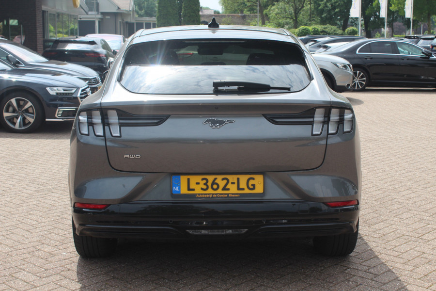 Ford Mustang Mach-E Extended First Edition AWD 98 kWh / Panoramadak / Camera / Leder / 19'' / B&O / Keyless / DAB / Dodehoek / ACC / Navigatie / Sfeerverlichting / Stoelverwarming