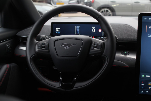 Ford Mustang Mach-E Extended First Edition AWD 98 kWh / Panoramadak / Camera / Leder / 19'' / B&O / Keyless / DAB / Dodehoek / ACC / Navigatie / Sfeerverlichting / Stoelverwarming