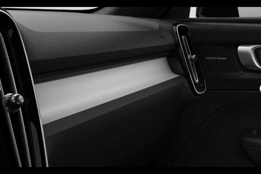 Volvo XC40 B4 211PK Automaat Plus Dark / Extra getint glas achter / Climate pack / Connect Nubuck bekleding