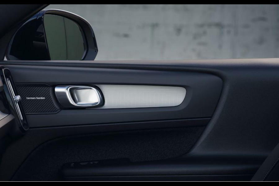 Volvo XC40 B4 211PK Automaat Plus Dark / Extra getint glas achter / Climate pack / Connect Nubuck bekleding