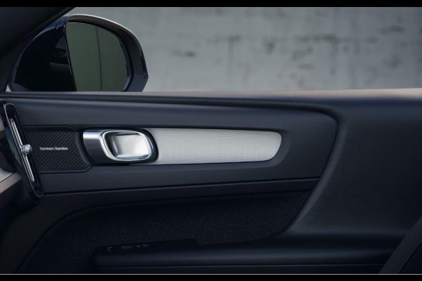 Volvo XC40 B4 211PK Automaat Plus Dark / Extra getint glas achter / Climate pack / Connect Nubuck bekleding