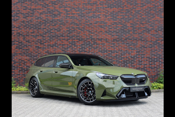 BMW 5 Serie Touring M5 | Direct leverbaar - Urban Green - Drivers Pack