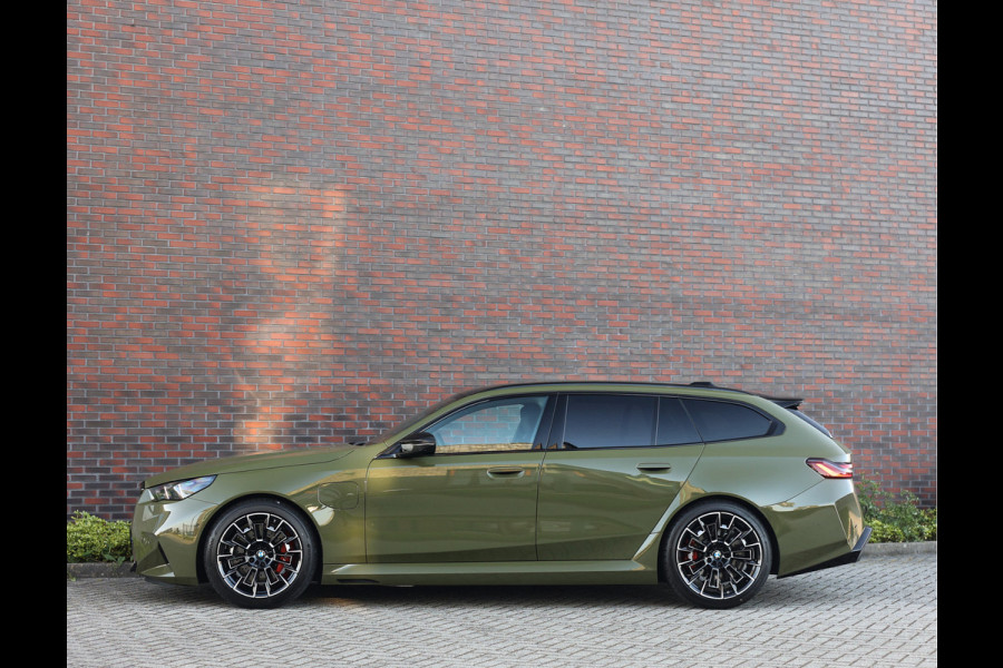 BMW 5 Serie Touring M5 | Direct leverbaar - Urban Green - Drivers Pack