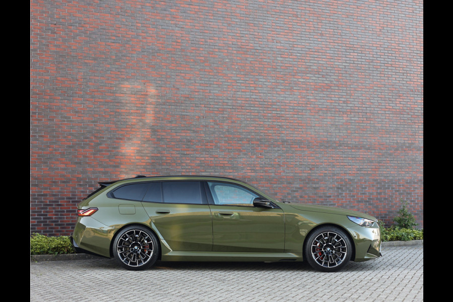 BMW 5 Serie Touring M5 | Direct leverbaar - Urban Green - Drivers Pack