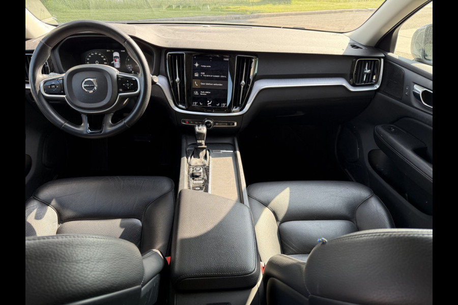 Volvo V60 2.0 T5 Momentum Geartr. (250pk) ** Intellisafe Surround ** Trekhaak ** Leer