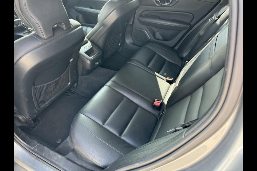Volvo V60 2.0 T5 Momentum Geartr. (250pk) ** Intellisafe Surround ** Trekhaak ** Leer