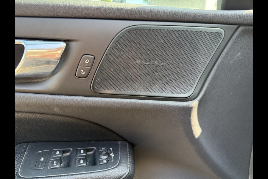 Volvo V60 2.0 T5 Momentum Geartr. (250pk) ** Intellisafe Surround ** Trekhaak ** Leer
