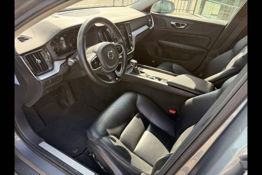 Volvo V60 2.0 T5 Momentum Geartr. (250pk) ** Intellisafe Surround ** Trekhaak ** Leer
