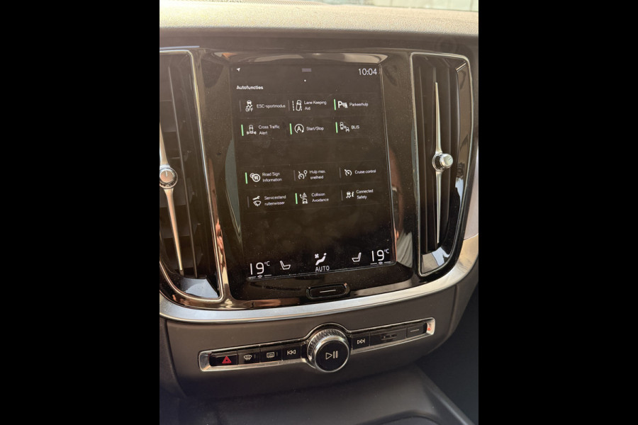 Volvo V60 2.0 T5 Momentum Geartr. (250pk) ** Intellisafe Surround ** Trekhaak ** Leer