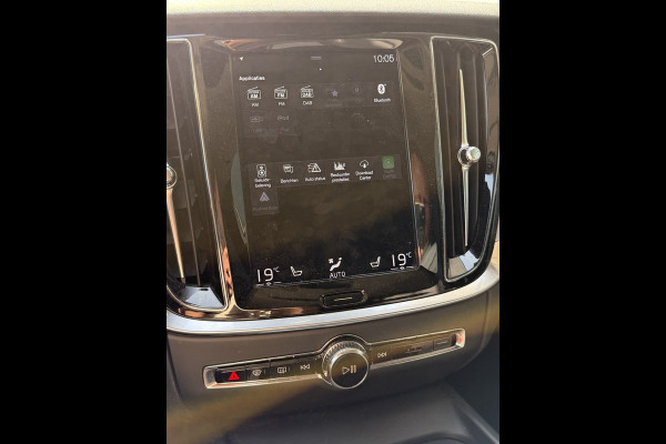 Volvo V60 2.0 T5 Momentum Geartr. (250pk) ** Intellisafe Surround ** Trekhaak ** Leer