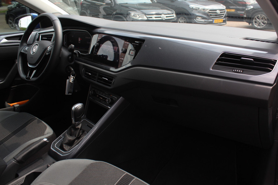 Volkswagen Polo 1.0 TSI Highline Automaat 6.712 km! / NIEUWSTAAT! / Camera / Virtual Cockpit / Navigatie / Apple CarPlay / 16'' / Climate Control / Parkeerhulp V+A / ACC
