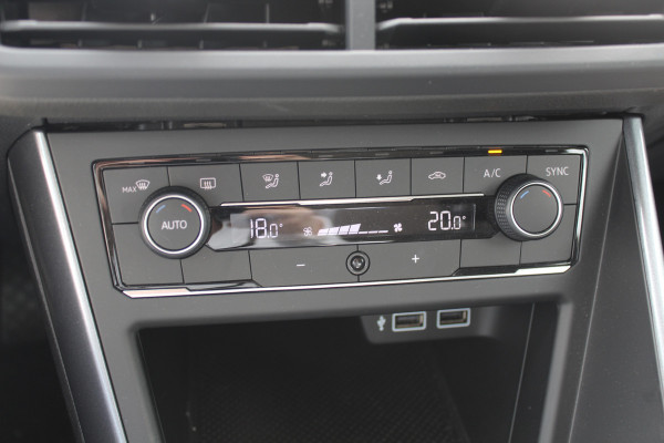 Volkswagen Polo 1.0 TSI Highline Automaat 6.712 km! / NIEUWSTAAT! / Camera / Virtual Cockpit / Navigatie / Apple CarPlay / 16'' / Climate Control / Parkeerhulp V+A / ACC
