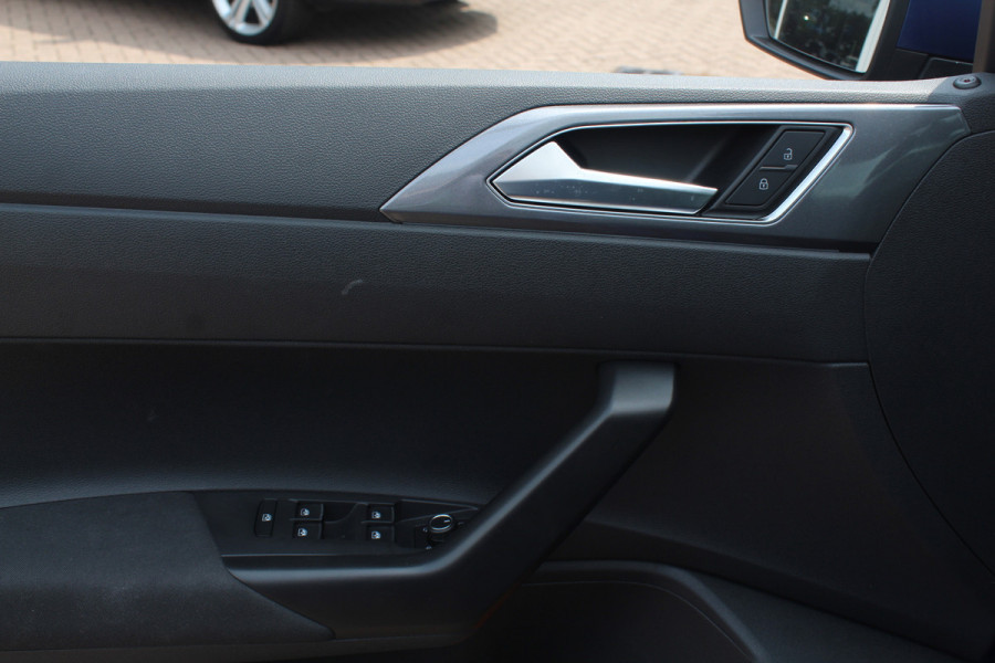 Volkswagen Polo 1.0 TSI Highline Automaat 6.712 km! / NIEUWSTAAT! / Camera / Virtual Cockpit / Navigatie / Apple CarPlay / 16'' / Climate Control / Parkeerhulp V+A / ACC