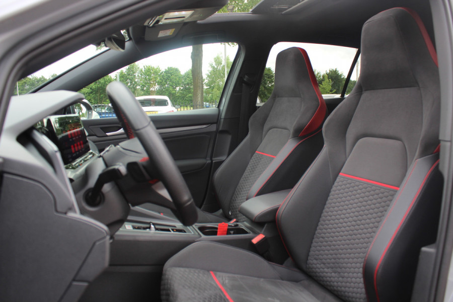 Volkswagen Golf 2.0 TSI GTI Clubsport / Panoramadak / Camera / Head-up / 19'' / IQ Lights / Keyless / Dodehoek / DAB / Stoelverwarming / ACC