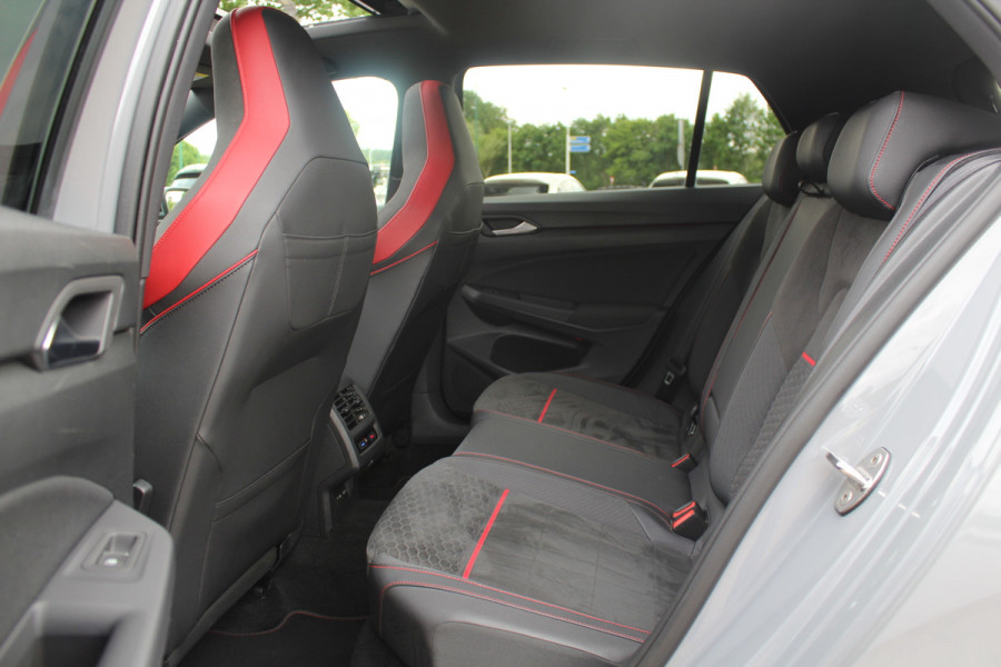 Volkswagen Golf 2.0 TSI GTI Clubsport / Panoramadak / Camera / Head-up / 19'' / IQ Lights / Keyless / Dodehoek / DAB / Stoelverwarming / ACC