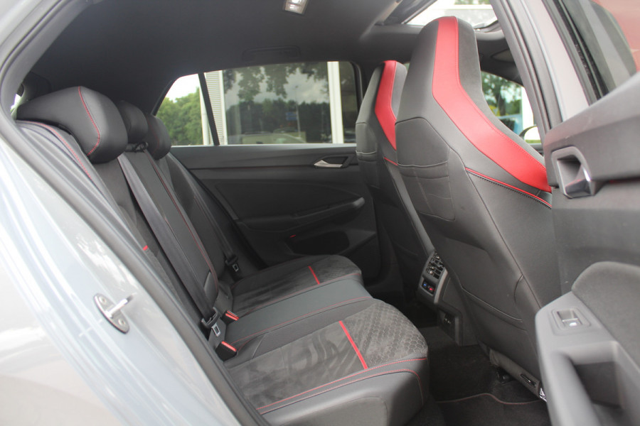 Volkswagen Golf 2.0 TSI GTI Clubsport / Panoramadak / Camera / Head-up / 19'' / IQ Lights / Keyless / Dodehoek / DAB / Stoelverwarming / ACC
